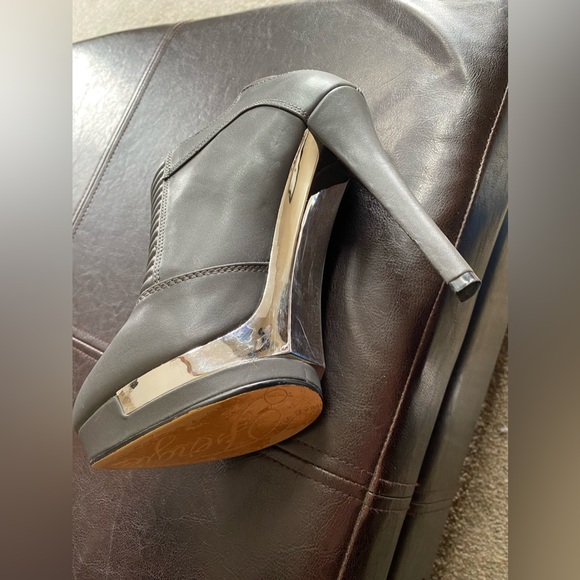 Like New Fergie Wander Women's Dress Pump Heels Grey Color Booties Size US 9 - Picture 9 of 9